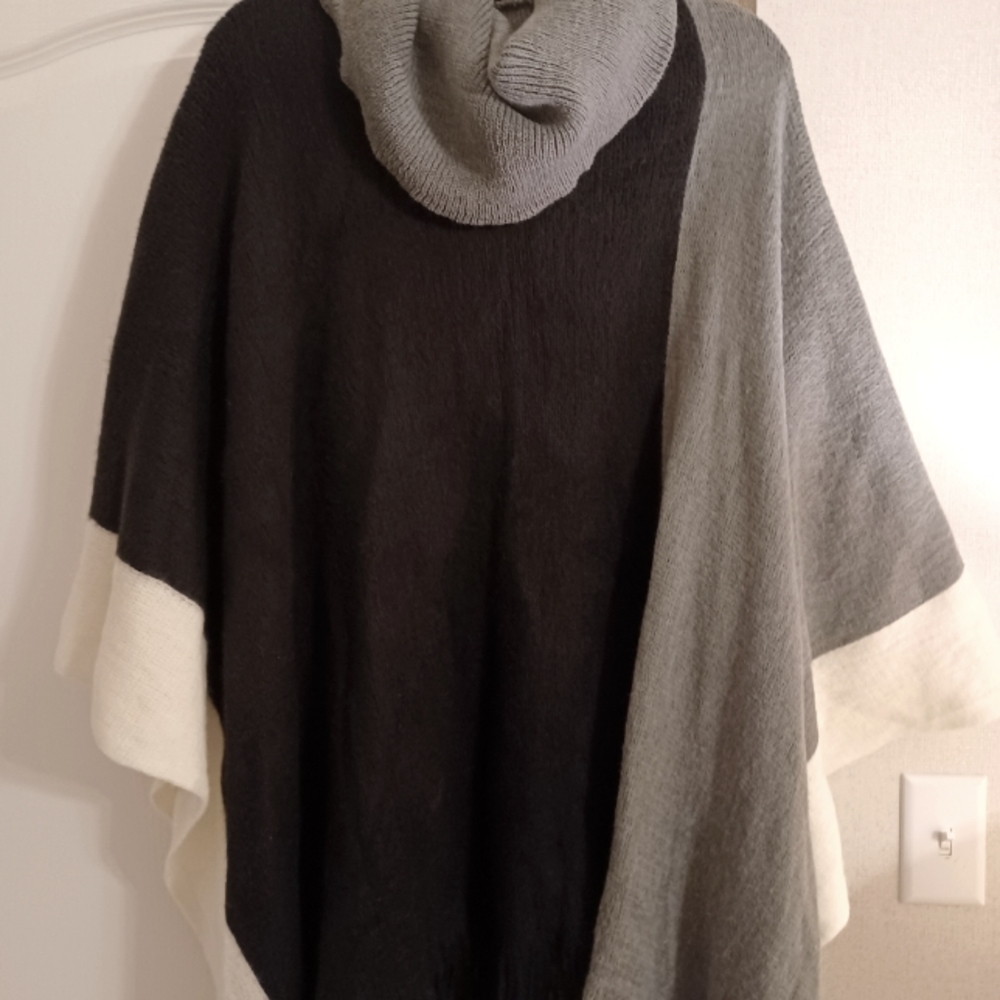 Ladies Poncho/Collared Throw Over. NWT.